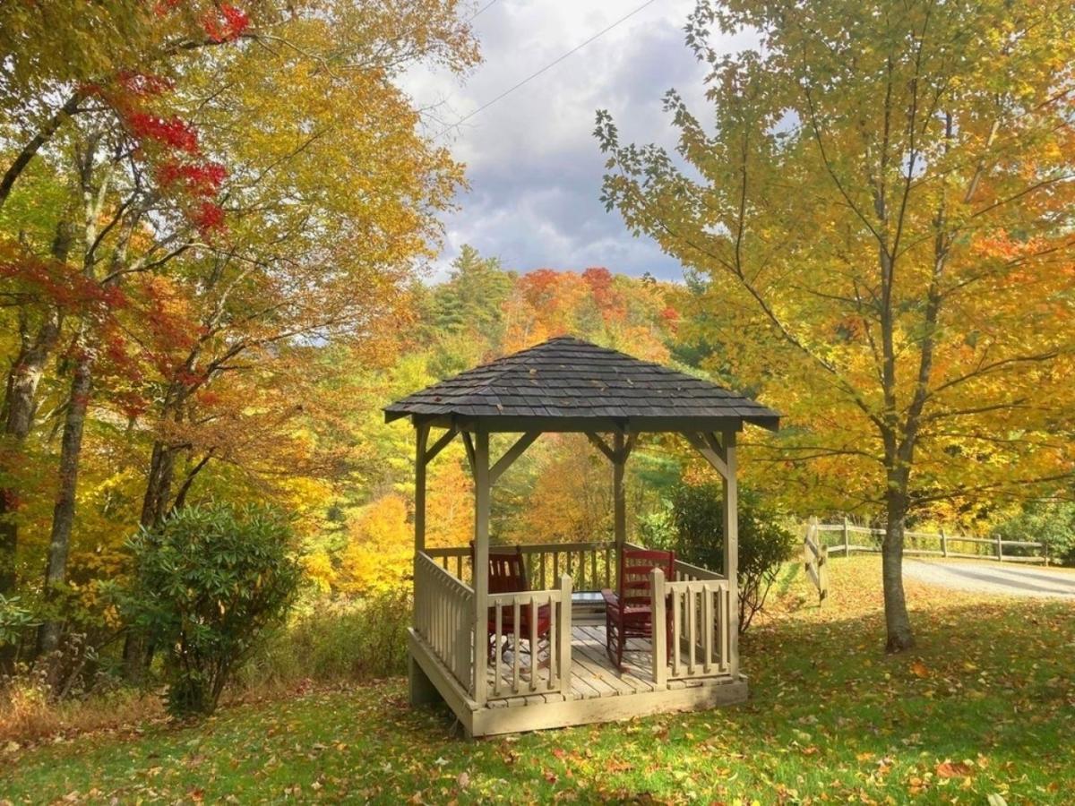 Classic Log Cabin With Fireplace On Quiet River Blowing Rock Bagian luar foto